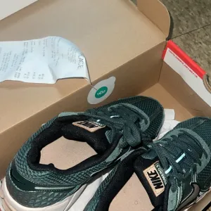 Nike vameroGreen Sneakers brand new still have receipt