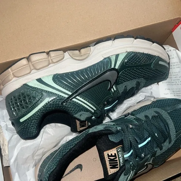 Nike vameroGreen Sneakers brand new still have receipt