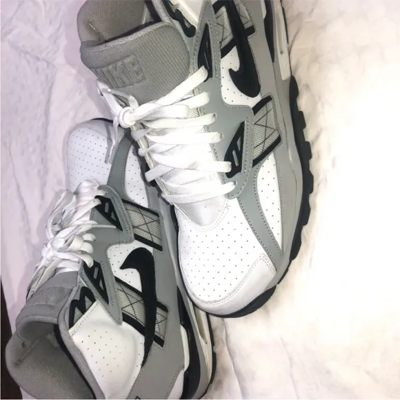 Nike White and Black Sneakers with Air Technology