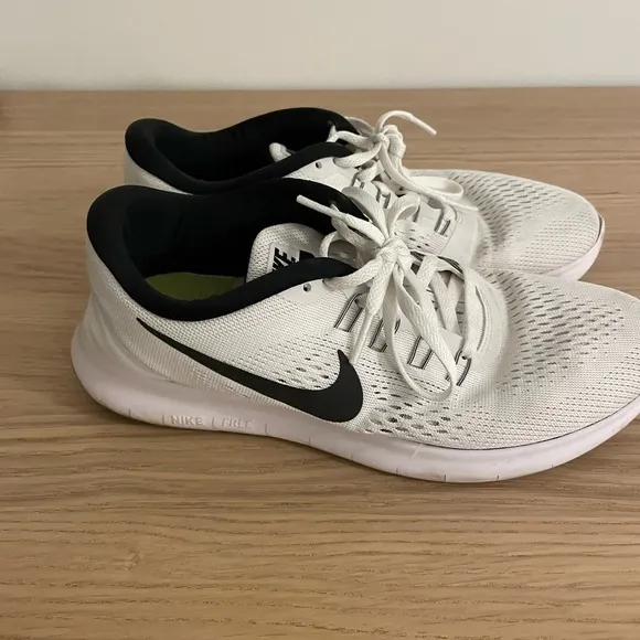 Nike White and Black Sneakers