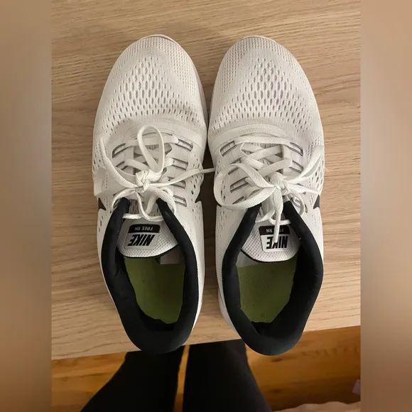 Nike White and Black Sneakers