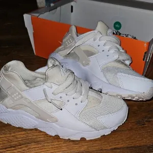 Nike White and Tan Sneakers with Classic Huarache Design