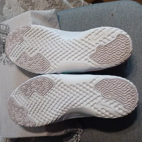 Nike Women Size 7.5 White and Mint Sneakers