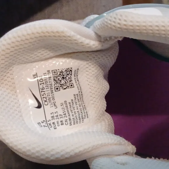 Nike Women Size 7.5 White and Mint Sneakers