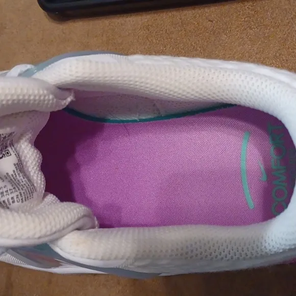 Nike Women Size 7.5 White and Mint Sneakers