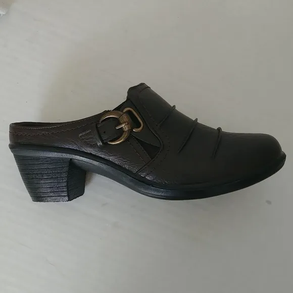 NWOB Easy Street Slip On Clog Shoes Comfort Wave Dark Brown Womens Size 7.5 M