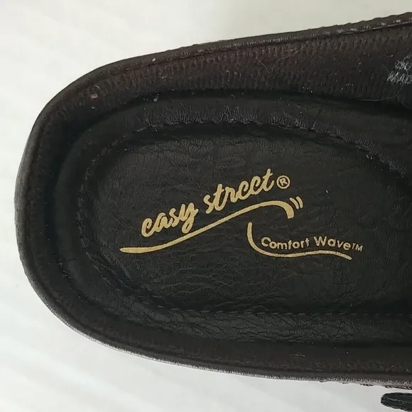NWOB Easy Street Slip On Clog Shoes Comfort Wave Dark Brown Womens Size 7.5 M