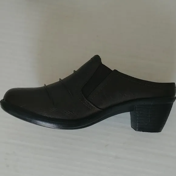 NWOB Easy Street Slip On Clog Shoes Comfort Wave Dark Brown Womens Size 7.5 M