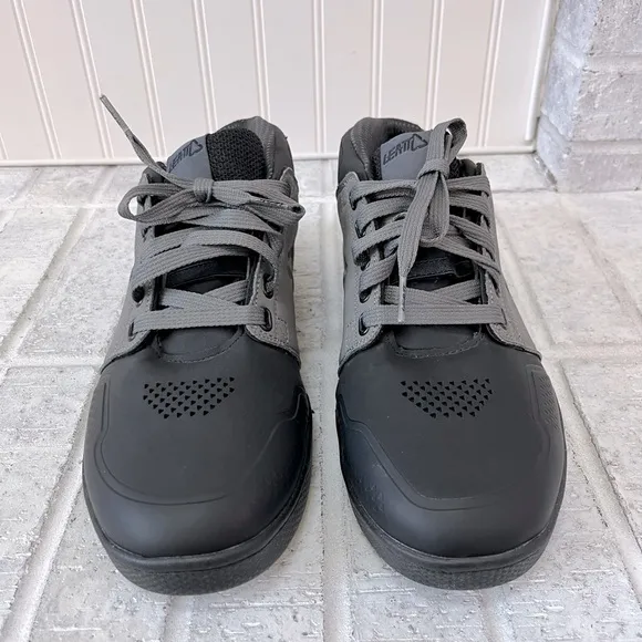 NWOT Leatt Men's 3.0 Flat Padded Moisture-Wicking Mountain Biking Shoes