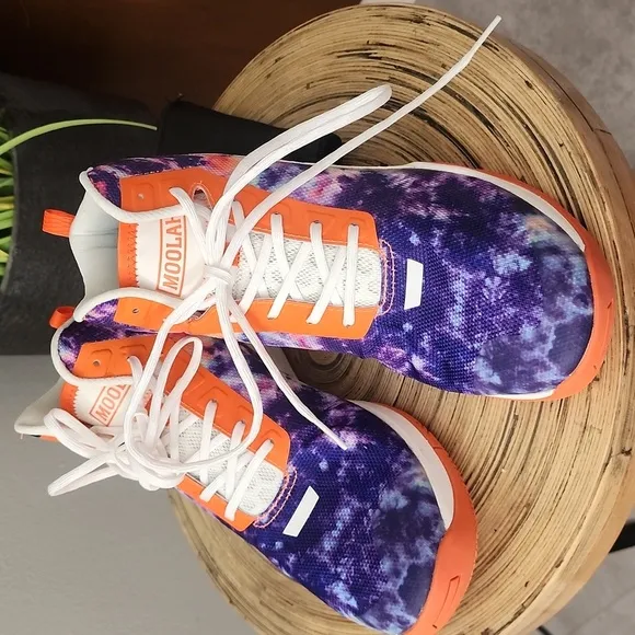 NWOT Nike Moolan Kicks Vibrant Tie-Dye Sneakers with Orange Accents. Size 9
