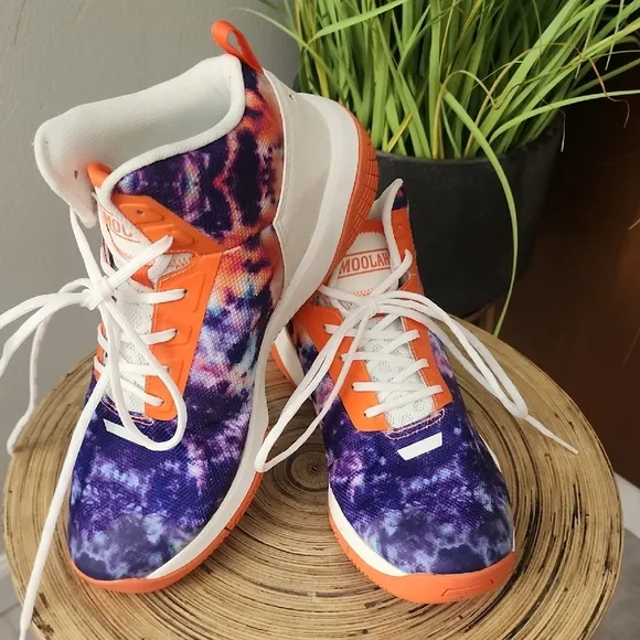 NWOT Nike Moolan Kicks Vibrant Tie-Dye Sneakers with Orange Accents. Size 9