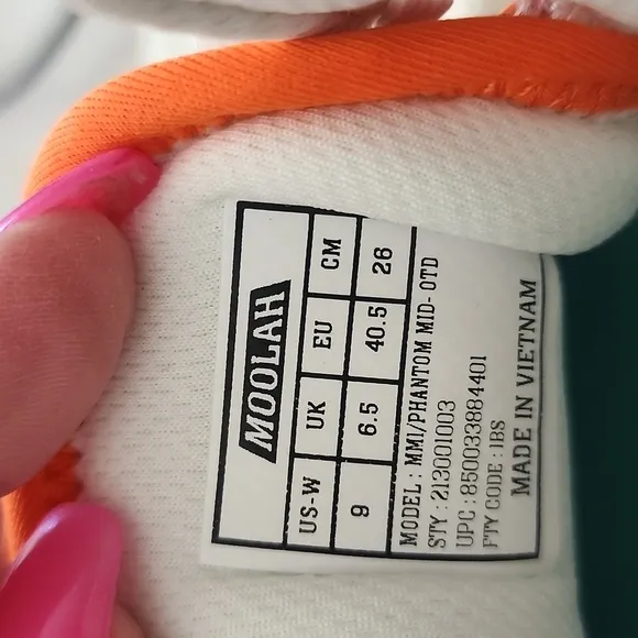 NWOT Nike Moolan Kicks Vibrant Tie-Dye Sneakers with Orange Accents. Size 9