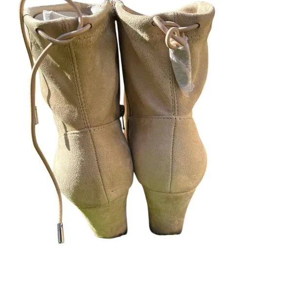 NWOT Women’s tan suede colored ankle boots size 10.5W by Comfort View. Lace tie