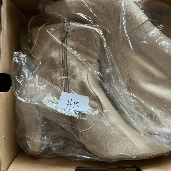 NWOT Women’s tan suede colored ankle boots size 10.5W by Comfort View. Lace tie