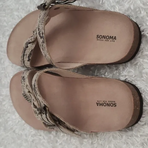 NWT Footbed Sandals