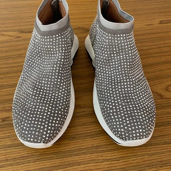 NWT L'amour Des Pieds Cushioned Sneakers For Women