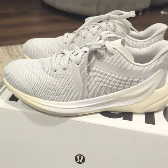 NWT Lululemon Blissfeel 2 Womens Running Shoe Vapor / White / Lemon Sorbet
