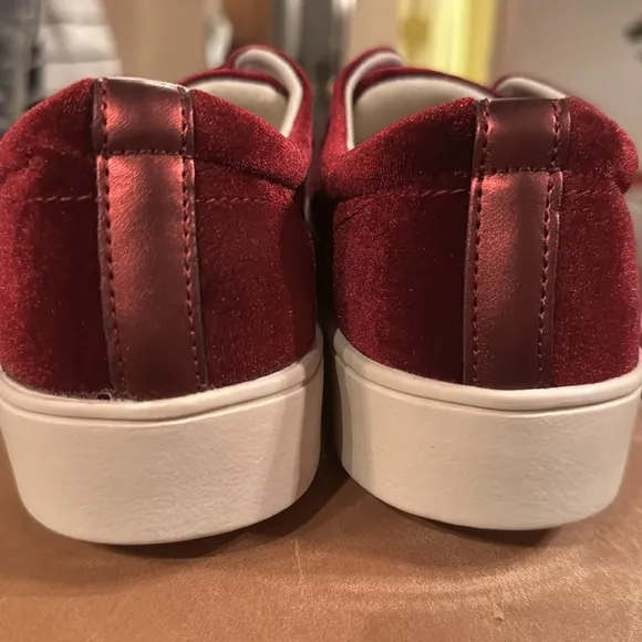 NWT • Revitalign • Orthotic Malibu Velvet Stars ⭐️ Sneakers • Burgundy • 9B • ❤️
