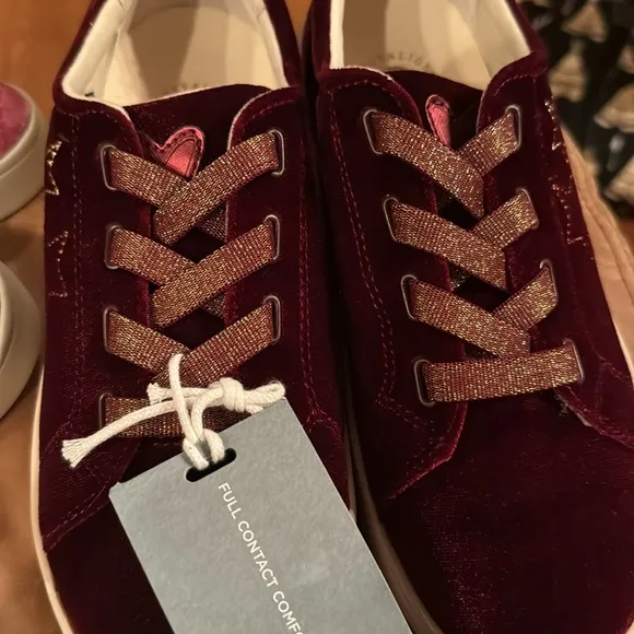 NWT • Revitalign • Orthotic Malibu Velvet Stars ⭐️ Sneakers • Burgundy • 9B • ❤️