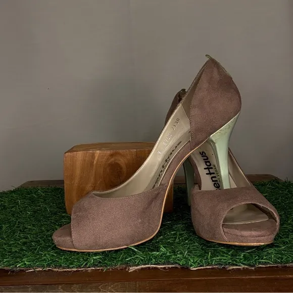 Olsen Haus Elegant Peep-Toe Tan Heels