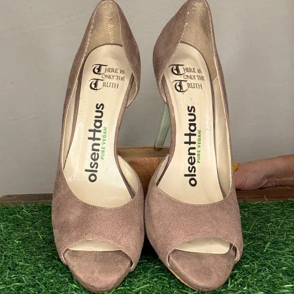 Olsen Haus Elegant Peep-Toe Tan Heels