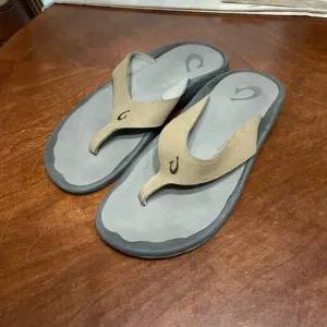 OLUKAI ‘OHANA HO’OKAHI’ MENS GREY/TAUPE FLIP FLOPS / SANDALS SIZE 11 / 44 $ 130
