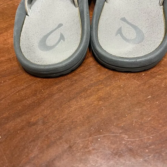 OLUKAI ‘OHANA HO’OKAHI’ MENS GREY/TAUPE FLIP FLOPS / SANDALS SIZE 11 / 44 $ 130