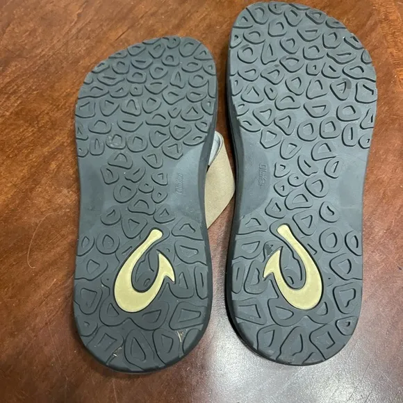 OLUKAI ‘OHANA HO’OKAHI’ MENS GREY/TAUPE FLIP FLOPS / SANDALS SIZE 11 / 44 $ 130