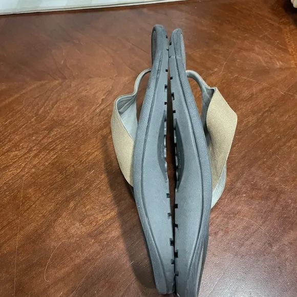 OLUKAI ‘OHANA HO’OKAHI’ MENS GREY/TAUPE FLIP FLOPS / SANDALS SIZE 11 / 44 $ 130