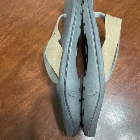 OLUKAI ‘OHANA HO’OKAHI’ MENS GREY/TAUPE FLIP FLOPS / SANDALS SIZE 11 / 44 $ 130
