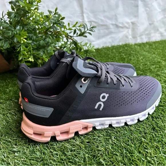 On Running women Cloudflow 3.0Rock grey /rose size 6.5  new