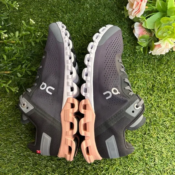 On Running women Cloudflow 3.0Rock grey /rose size 6.5  new