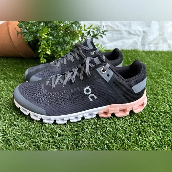 On Running women Cloudflow 3.0Rock grey /rose size 6.5  new