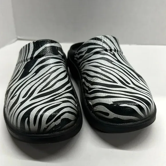 Oofos Oocloog Clogs Sandal Slip On Shoes Zebra Print White Black Women's Size 7