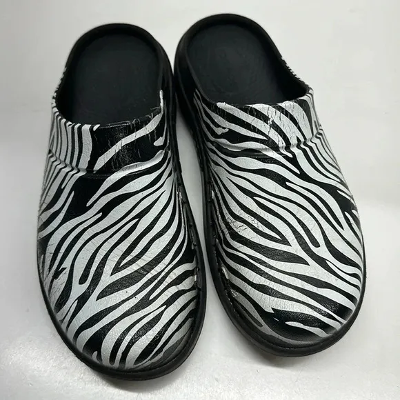 Oofos Oocloog Clogs Sandal Slip On Shoes Zebra Print White Black Women's Size 7