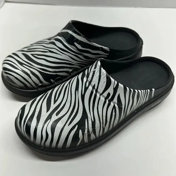 Oofos Oocloog Clogs Sandal Slip On Shoes Zebra Print White Black Women's Size 7