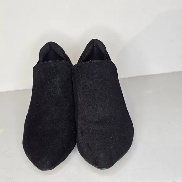 Ortho rest Women Slip On Pointed Toe Heels with Elastic Panels, Women's size 8