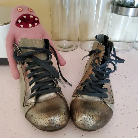 Papucei Unique Artsy Wrestling Style Sneakers Raw Edges Metallic Size 9.5