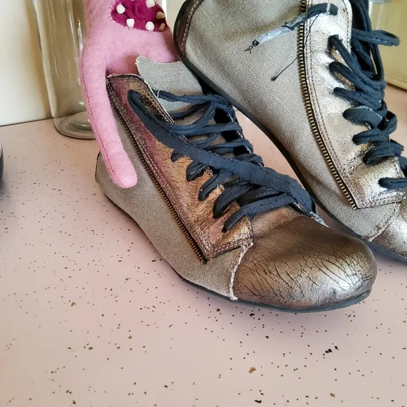 Papucei Unique Artsy Wrestling Style Sneakers Raw Edges Metallic Size 9.5
