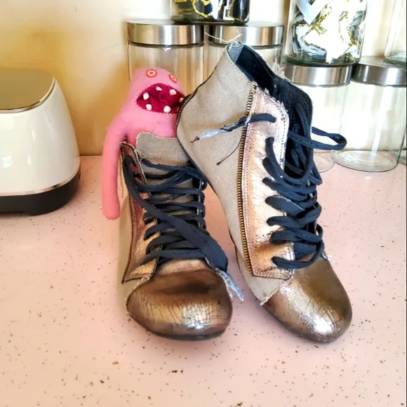 Papucei Unique Artsy Wrestling Style Sneakers Raw Edges Metallic Size 9.5