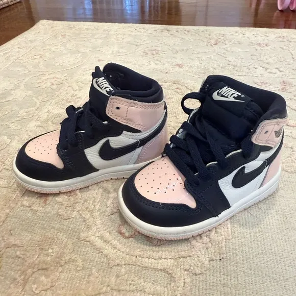Pink and Black Sneakers with Contrasting Midsole