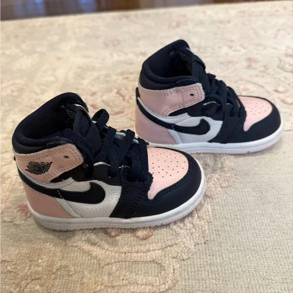 Pink and Black Sneakers with Contrasting Midsole