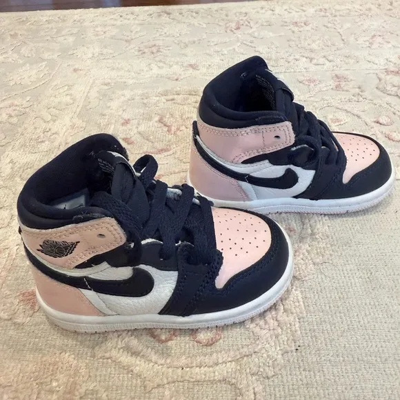 Pink and Black Sneakers with Contrasting Midsole