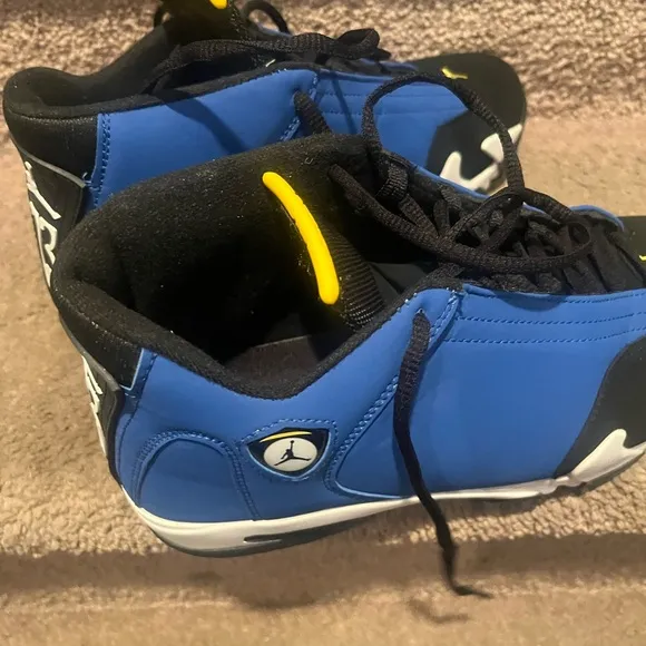 Preowned Jordan Blue &amp; Black Sneakers with mid-size Design &amp; Comfort! 💪👟💪