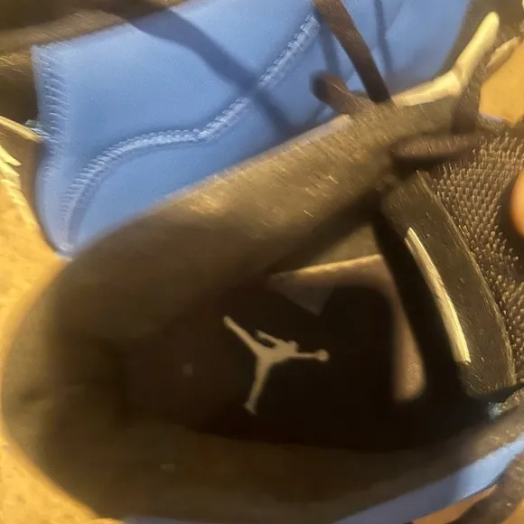 Preowned Jordan Blue &amp; Black Sneakers with mid-size Design &amp; Comfort! 💪👟💪