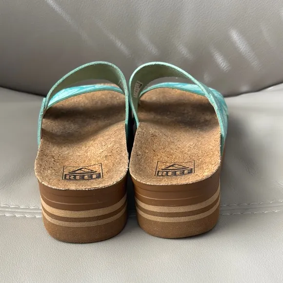 Reef Women's Blue Leaf Print Sandals