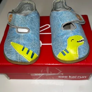 See Kai Run Cruz II blue jersey dino 4 NWT