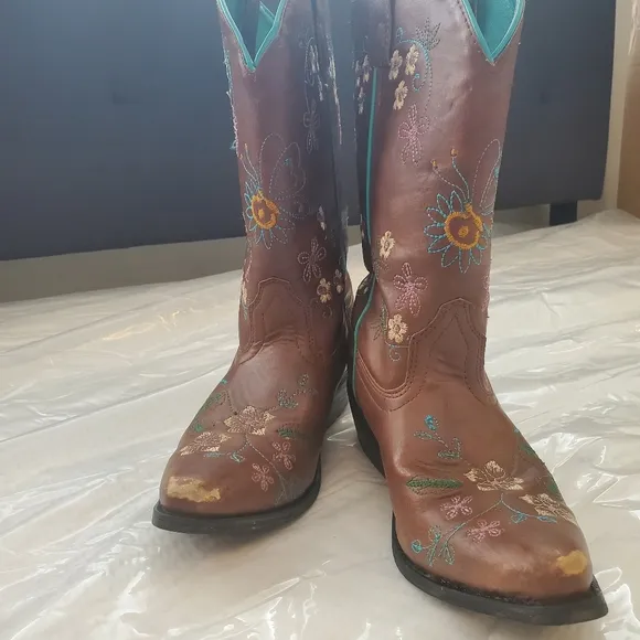 SHYANNE GIRLS Size 5 WESTERN BOOTS FLORAL EMBROIDERY Slip Toe Pre-Owned