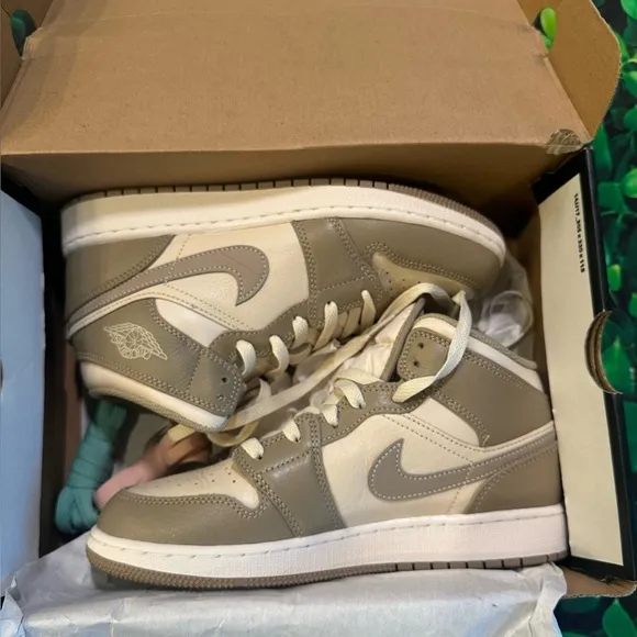 Size 6.5Y Air Jordan 1 Mid BG