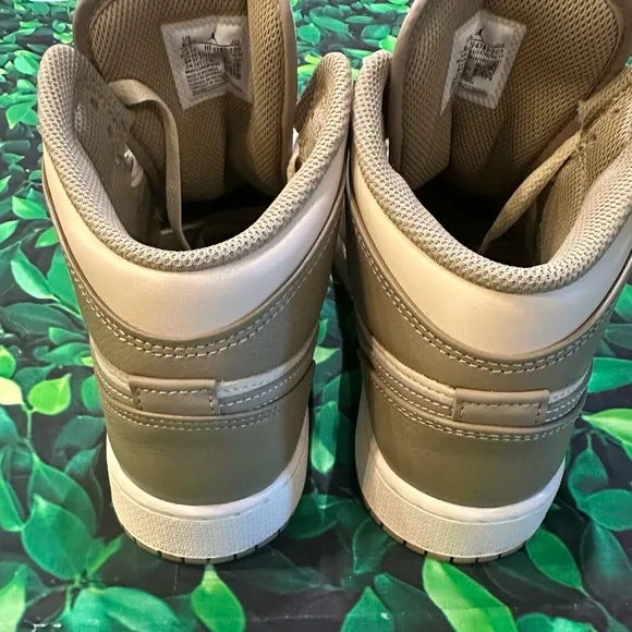 Size 6.5Y Air Jordan 1 Mid BG